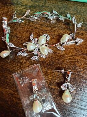 Ever Faith Silver-Tone Pearl Flower Bracelet with Drop Earrings - White Pearls